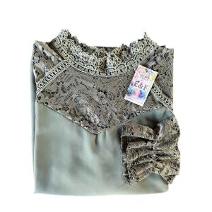 Blouse moderne avec broderie anglaise